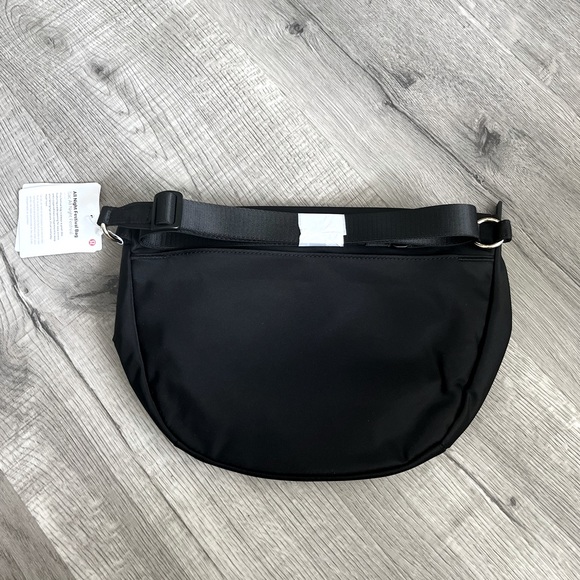 Lululemon - All Night Festival Bag 5L (The larger one) - Black/Gold - NEW! - Picture 6 of 9